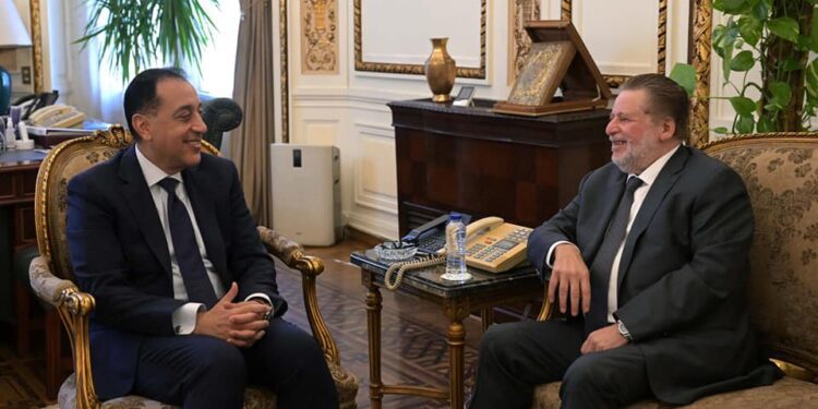 رئيس الوزراء يلتقي محافظ البنك المركزي لمتابعة عدد من الملفات
