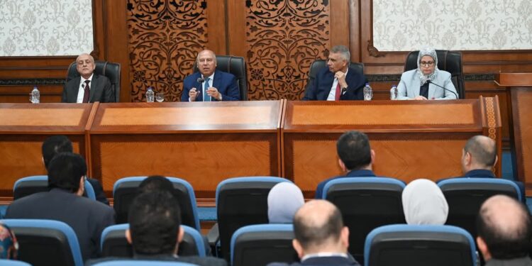 وزير الصناعة يبحث مع مستثمري الأقصر وأسوان تحديات المناطق الصناعية وسبل حلها