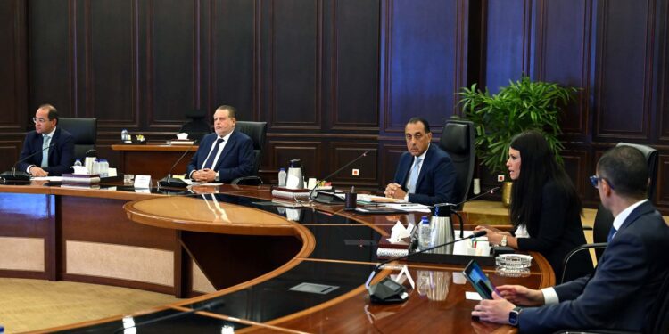 بحضور محافظ المركزي ..الحكومة تؤكد على استمرار العمل بنظام سعر صرف مرن