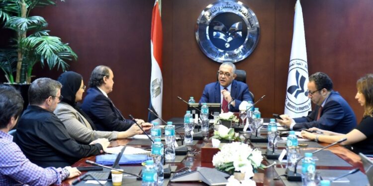 مجموعة كريستال مارتن العالمية تبحث إنشاء مصنع للمنسوجات والملابس الجاهزة في مصر