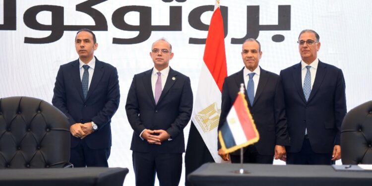 وزير الخارجية ورئيس هيئة الرقابة المالية يشهدا توقيع برتوكول تعاون بين الوزارة والهيئة بشأن المصريين بالخارج