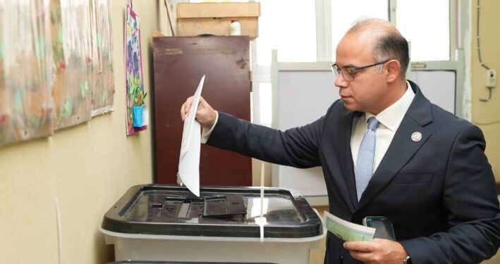 رئيس الرقابة المالية يُدلي بصوته في انتخابات مجلس الشيوخ 2025