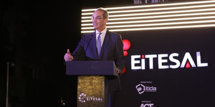 وزير الاتصالات : يوجد حاليًا 14 مصنعًا للهواتف “المحمولة” فى مصر