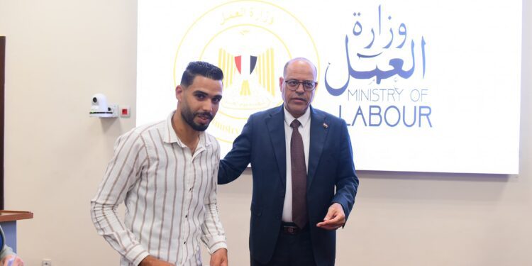 وزير العمل يُسلم عقود عمل للمتقدمين على فرص عمل في مجال الزراعة بالأردن