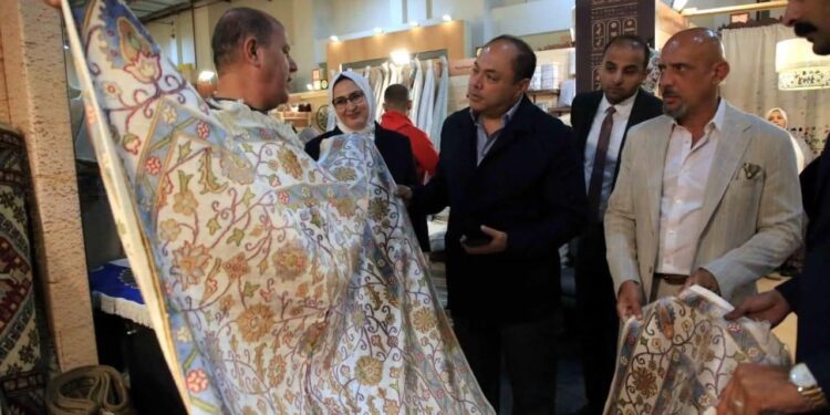 رئيس هيئة تنمية الصعيد يتفقد أجنحة محافظات الصعيد وحلايب وشلاتين بمعرض تراثنا