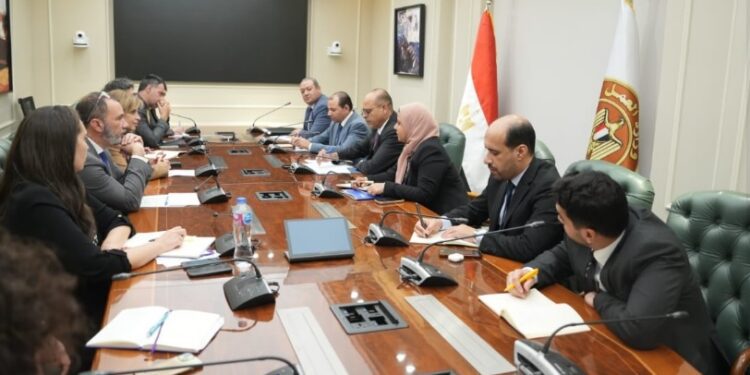 وزير العمل يبحث مع وفد البنك الدولي سبل التعاون في تنفيذ الاستراتيجية الوطنية للتشغيل