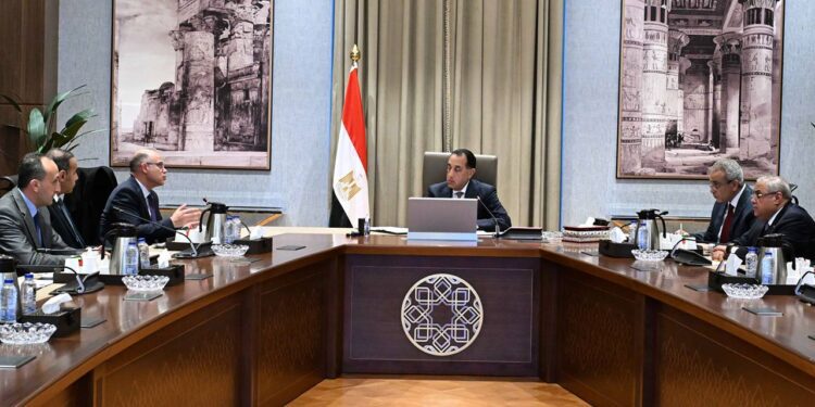 تفاصيل اجتماع رئيس الوزراء مع رئيس الرقابة المالية ورئيس البورصة المصرية