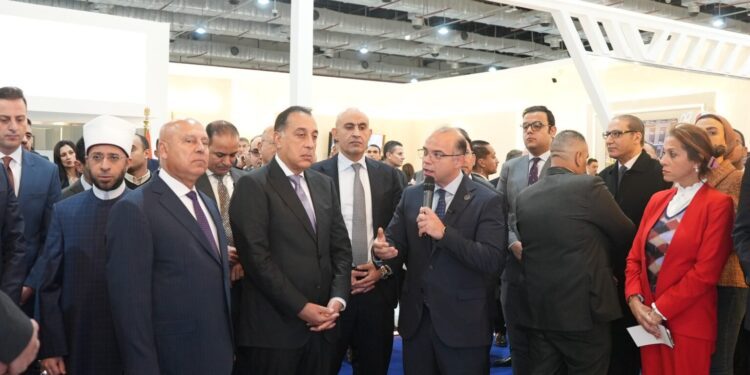 رئيس مجلس الوزراء يتفقد جناح هيئة الرقابة المالية بمعرض القاهرة الدولي للكتاب