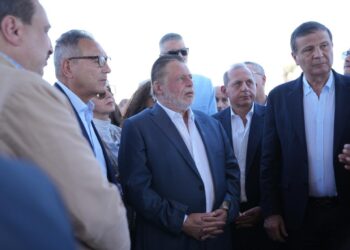 محافظ المركزي ووزير الزراعة يتفقدان عدد من القرى المستفيدة من مشروع دعم صغار المزارعين بأسوان