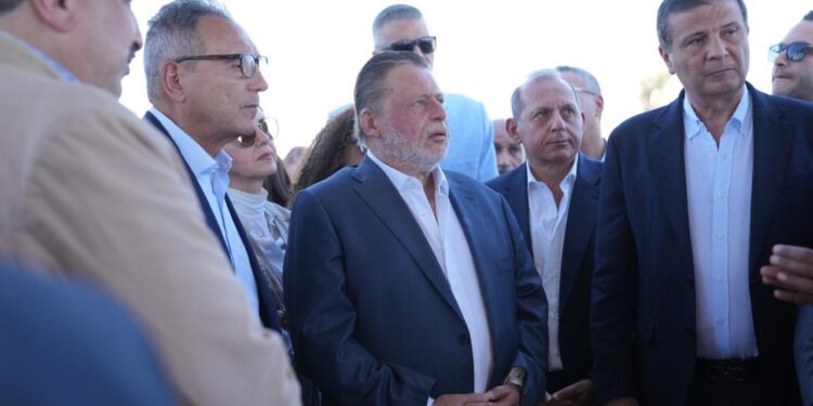 محافظ المركزي ووزير الزراعة يتفقدان عدد من القرى المستفيدة من مشروع دعم صغار المزارعين بأسوان