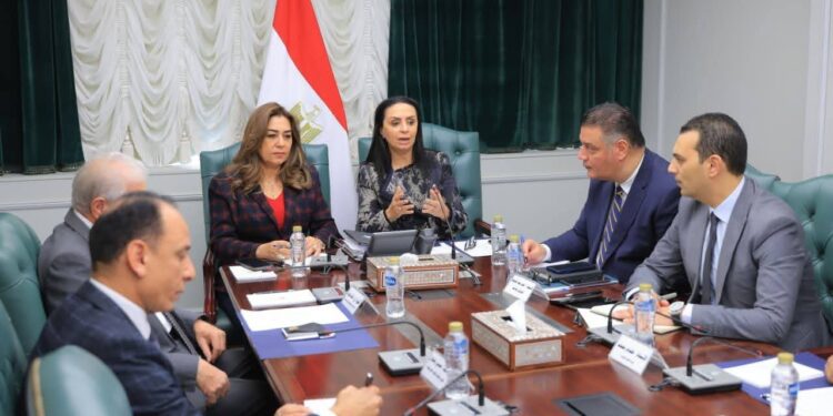 وزيرتا التضامن الاجتماعي والتنمية المحلية ومستشار رئيس الجمهورية يبحثون إقامة مهرجان موسع للحرف التراثية بالمحافظات