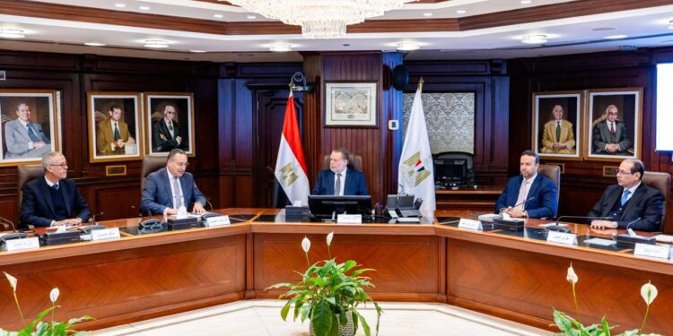 محافظ البنك المركزي المصري يبحث مع وزير التعليم العالي العلمي التعاون المشترك