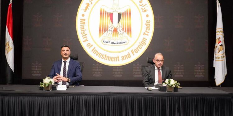 وزيرا الاستثمار والصناعة يبحثان مع 4 جهات حكومية و5 بنوك استثمار مسارات تمويل مبتكرة لدعم الصناعة