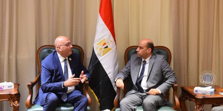 وزير العمل يلتقي الرئيس التنفيذي لجهاز المشروعات ( تفاصيل )