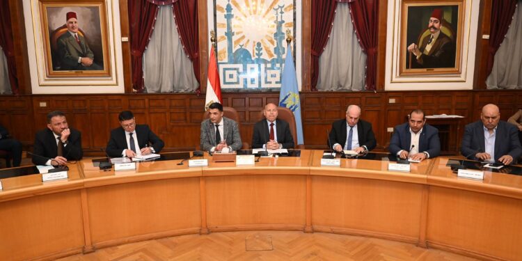 وزير الصناعة ومحافظ القاهرة يعقدان حواراً مفتوحاً مع مستثمري شق الثعبان الصناعية لحل مشكلات المنطقة