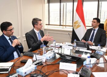 وزير الصناعة يبحث مع وفد البنك الدولي ومؤسسة التمويل الدولية سبل دعم المشروعات الصناعية في مصر