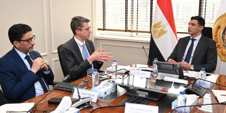 وزير الصناعة يبحث مع وفد البنك الدولي ومؤسسة التمويل الدولية سبل دعم المشروعات الصناعية في مصر