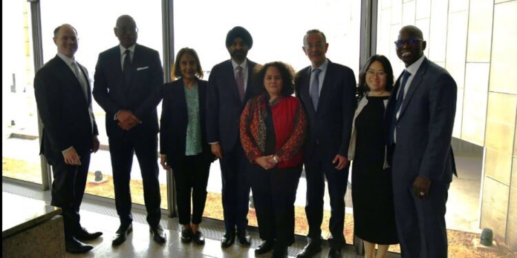 رئيس مجموعة البنك الدولي وحرمه يزوران المتحف المصري الكبير