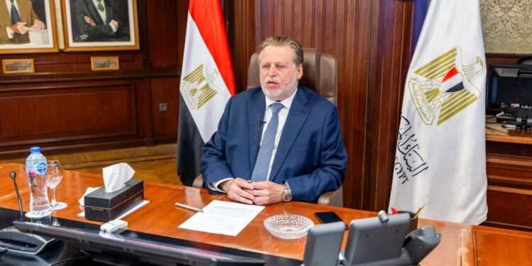 محافظ البنك المركزي المصري يؤكد الإلتزام بمواصلة سياسة سعر الصرف المرن