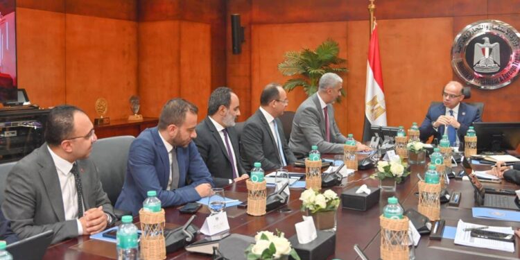 وزير الاستثمار : نعمل على التوسع في تطبيق الحلول الرقمية وربط الجهات المعنية إلكترونيًا