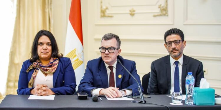 بحضور ممثلوا البنك المركزي واتحاد البنوك ومؤسسات دولية.. وزير التخطيط يترأس اجتماعاً موسعاً لحشد التمويل المحلي لمشروعات البنية التحتية