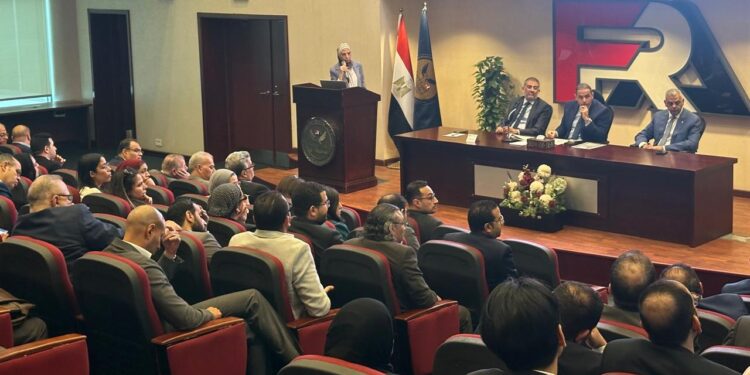 رئيس هيئة الرقابة المالية يبحث معايير تنظيم إعادة التأمين مع ممثلي الشركات