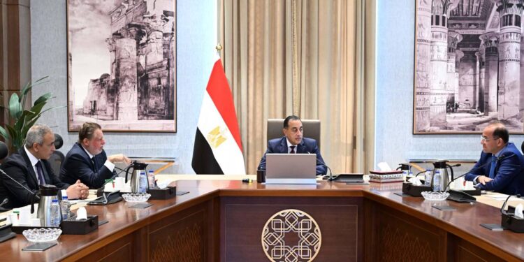 تفاصيل اجتماع رئيس الوزراء مع محافظ البنك المركزي ووزير المالية