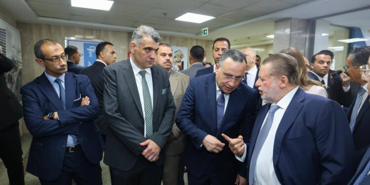 محافظ البنك المركزي المصري ووزير التعليم العالي والبحث العلمي يفتتحان عددًا من المشروعات والوحدات الطبية بالمعهد القومي للأورام