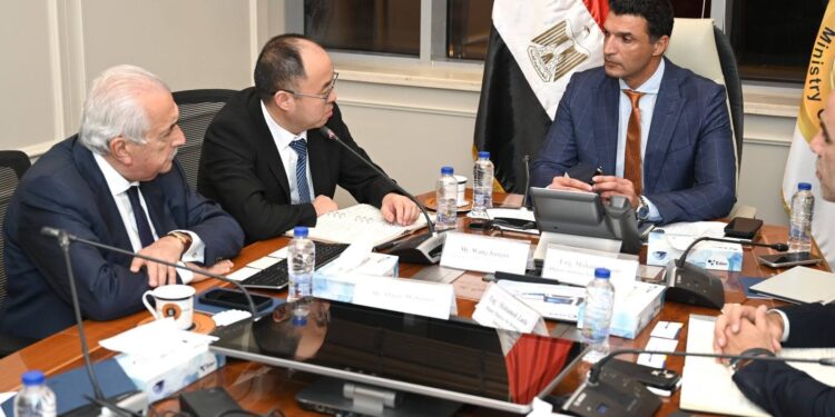 وزير الصناعة : جاري تفعيل قانون تفضيل المنتج المحلي بالمشتريات الحكومية