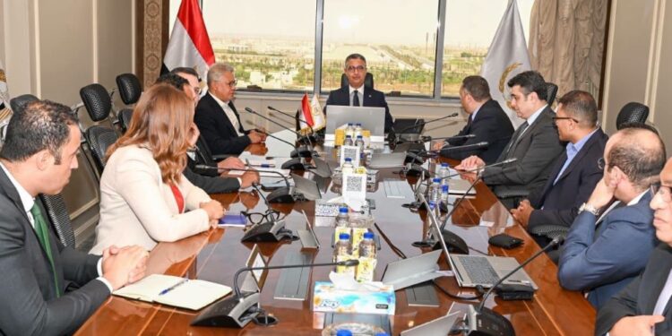 وزير التموين يبحث مع “أورانج مصر” سبل التعاون في تنفيذ المشروع القومي “كاري أون”