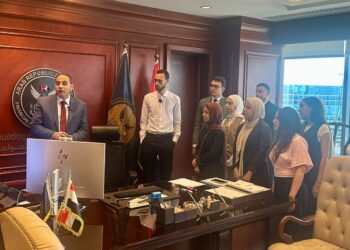 د. إسلام عزام رئيس الرقابة المالية يشرك طلاب التدريب الصيفي في متابعة جلسة تداول البورصة