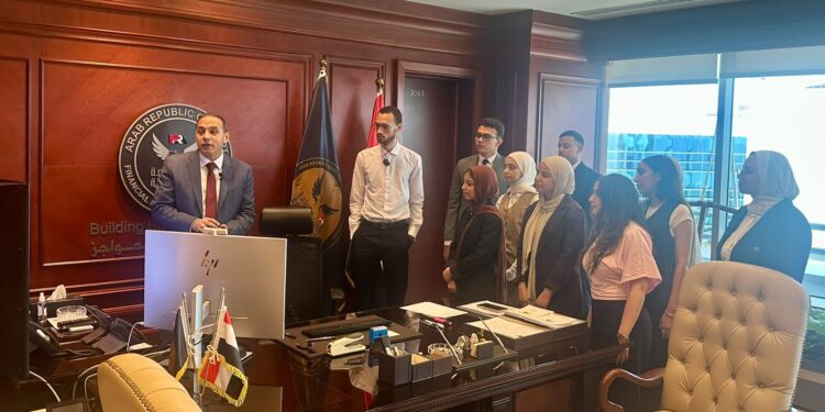 د. إسلام عزام رئيس الرقابة المالية يشرك طلاب التدريب الصيفي في متابعة جلسة تداول البورصة