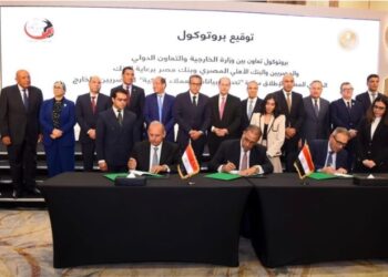 “المركزي” و”الخارجية” يطلقان مبادرة “حدث بياناتك في مصر” للمصريين العاملين بالخارج بالتعاون مع “الأهلي ومصر”