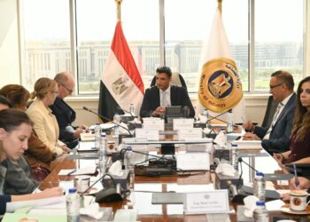 وزير الصناعة يبحث مع وفد البنك الأوروبي لإعادة الإعمار مشروعات البنك في مصر في الصناعة والاقتصاد الأخضر