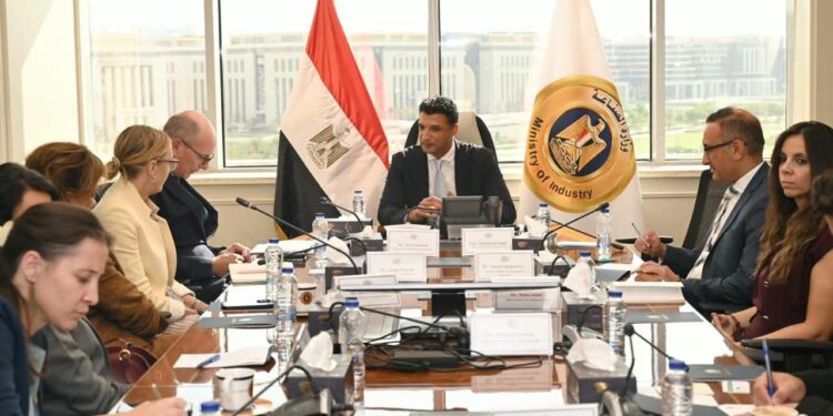 وزير الصناعة يبحث مع وفد البنك الأوروبي لإعادة الإعمار مشروعات البنك في مصر في الصناعة والاقتصاد الأخضر