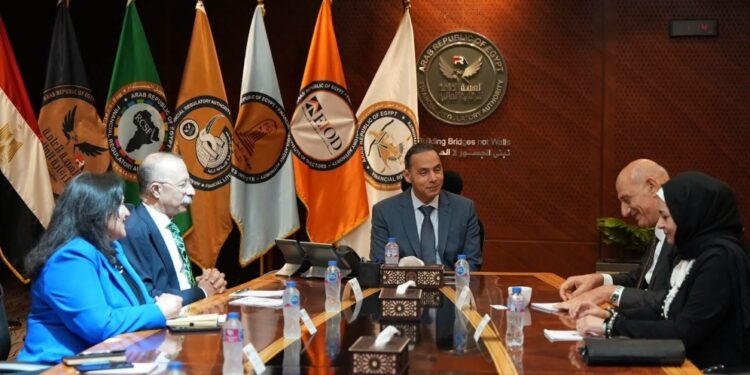 رئيس الرقابة المالية يبحث توسيع أنشطة بناء القدرات مع اتحاد هيئات الأوراق المالية العربية