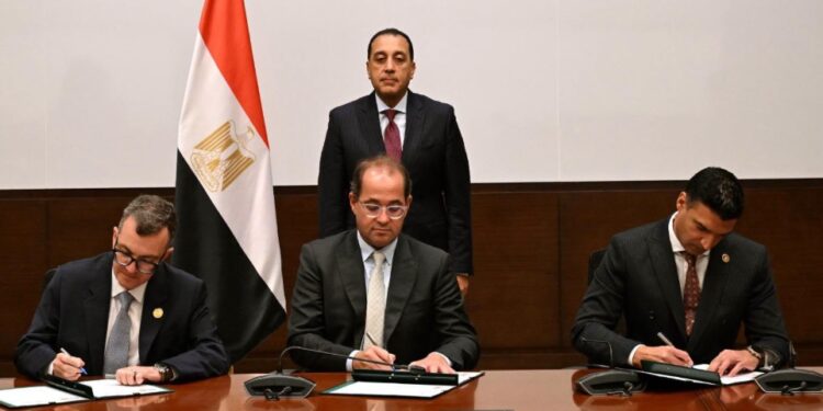 توقيع اتفاقية تسوية المديونية التاريخية المستحقة لبنك الاستثمار القومي لدى هيئة تنفيذ المشروعات الصناعية والتعدينية البالغة 102.75 مليار جنيه