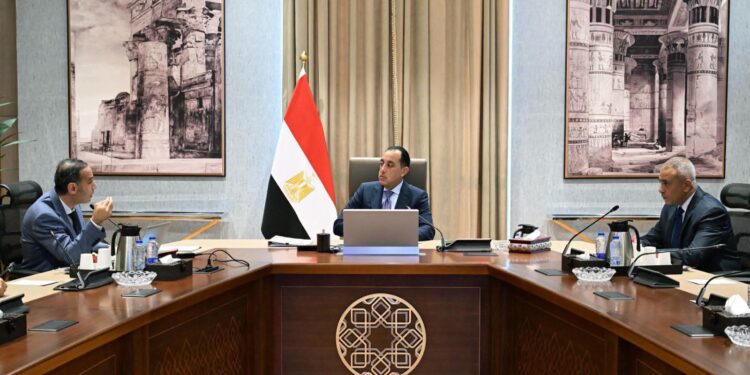 تفاصيل اجتماع رئيس الوزراء مع رئيس هيئة الرقابة المالية لبحث مستجدات الأنشطة المالية غير المصرفية