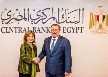 محافظ البنك المركزي المصري يلتقي نائب رئيس بنك الاستثمار الأوروبي