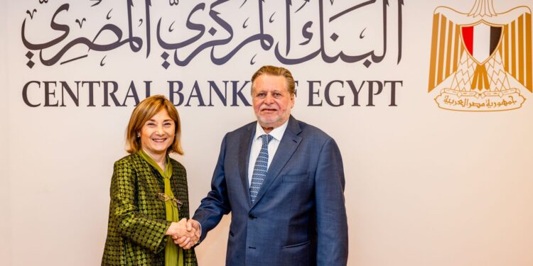 محافظ البنك المركزي المصري يلتقي نائب رئيس بنك الاستثمار الأوروبي